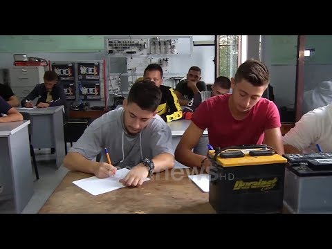 Ora News - Arsimi profesional zgjedhje për shumë të rinj, tregu është tejmbushur me juristë