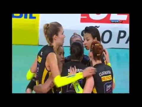 Michelle bloqueia Fabiana -  Dentil/Praia Clube X Sesi - SP