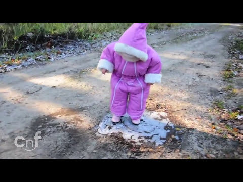 Copiii fac lucruri trăznite! O fetiță descoperă pentru prima dată gheața