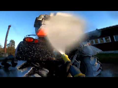 Valtra N111e traktorin pesua Kärcherin Professional kuumavesipesurilla.