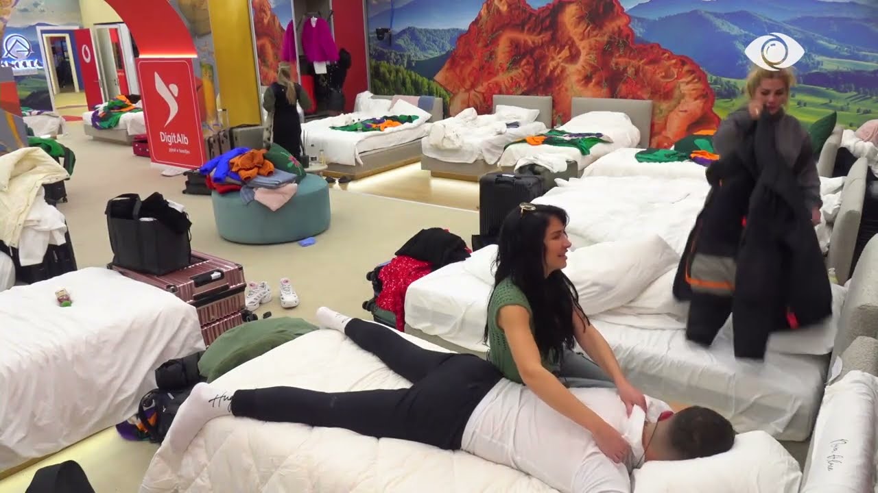 Romeo relaksohet në dhomën e gjumit, Arta i bën masazh