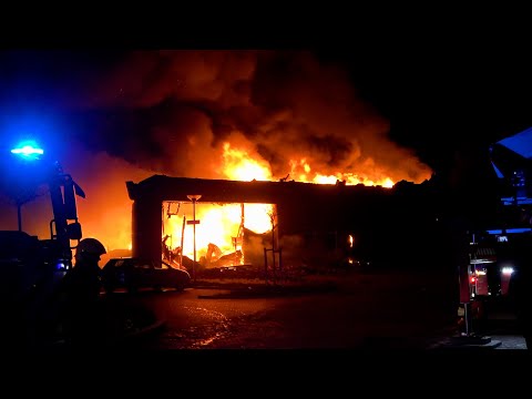 [Primeur] Zeer grote brand in kringloop- en hengelsportwinkel Dokkum, appartementencomplex ontruimd.