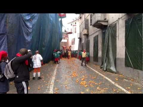 L'arrivo di un carro nella zona bocia del borghetto.