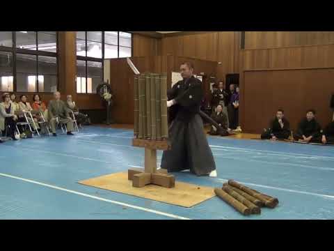 Tameshigiri master cuts tatami mat with little to no difficulty 🥶