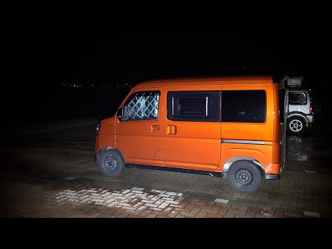 軽自動車と強風の海岸車中泊
