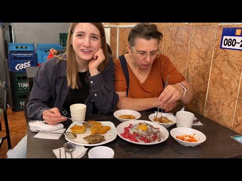 광장시장에서 한우 육회를 처음 먹어본 우크라이나 쌍둥이언니와 엄마 반응
