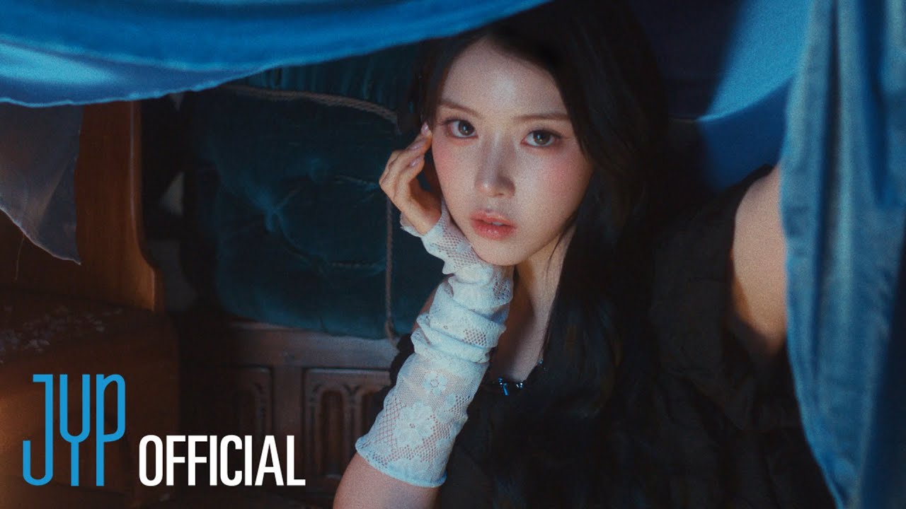 NMIXX(엔믹스) "Blue Valentine (Holiday Ver.)" & "Funky Glitter Christmas" Special Live Stage Video