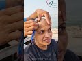 माँ और बेटी ने नदी किनारे ख़ुशी से मुं�
