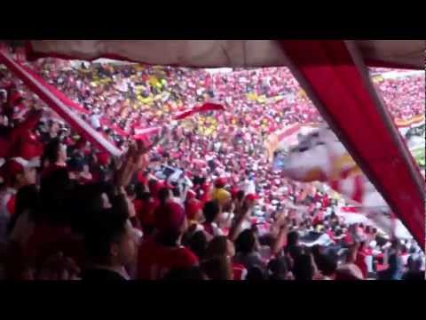 "La Gallina en el Campin" Barra: La Guardia Albi Roja Sur • Club: Independiente Santa Fe