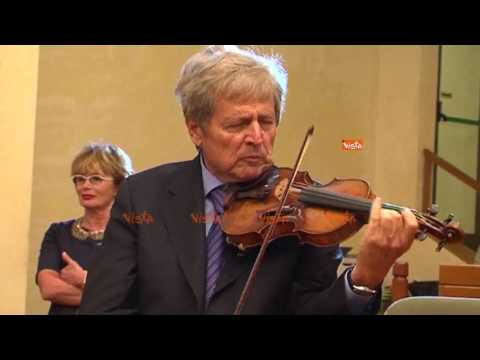 Uto Ughi incanta la platea suonando un violino Stradivari