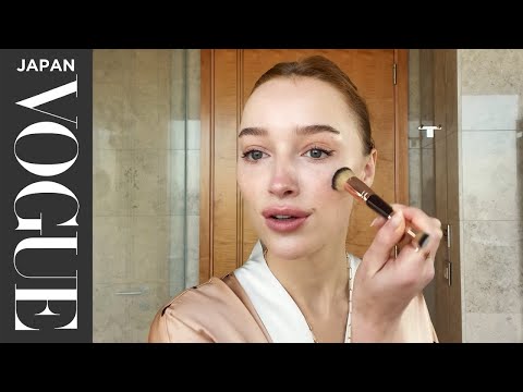 「ブリジャートン家」のフィービー・ディネバー が乾燥ケア、ツヤ肌メイクを紹介 。| Beauty Secrets | VOGUE JAPAN