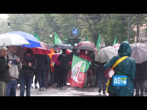 Primo maggio, a Torino in migliaia in corteo nonostante la pioggia