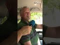 70-jarige Louis staat regelmatig, met leesbril op, in de coffeeshop | RTV Oost