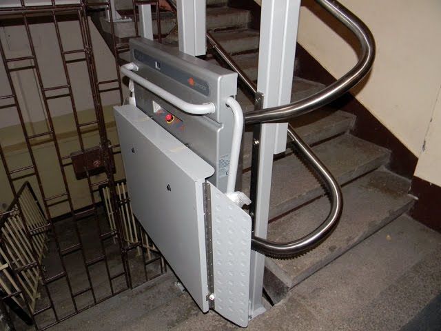 Platforma schodowa dla osób niepełnosprawnych Ascendor PLK8 w bloku