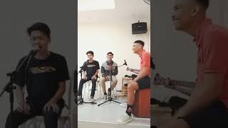 Download lagu live cafe atap seduh cover armada penantian. mp3