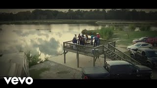 Puño De Tierra Lyrics English Translation