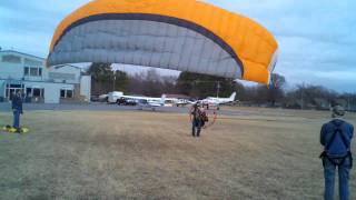preview picture of video 'Britton at conway airport paramotoring'