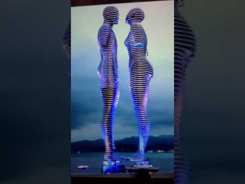 Ali & Nino Love sculture.