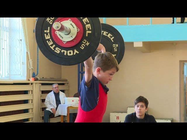 Тяжелоатлеты борются за путевку на Первенство России