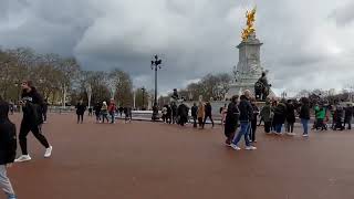 outside buckingham palace london.🇬🇧