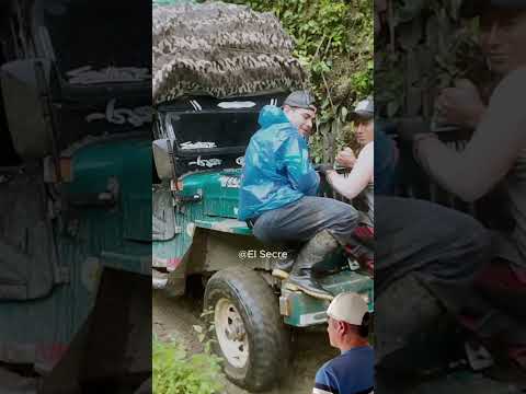 ¿Le crees a estos 2.500 kilos de plátano esten en este jeep? #elcairo