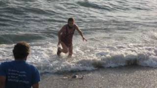 preview picture of video 'Tere and friends pescando en la playa del puerto de motril.'