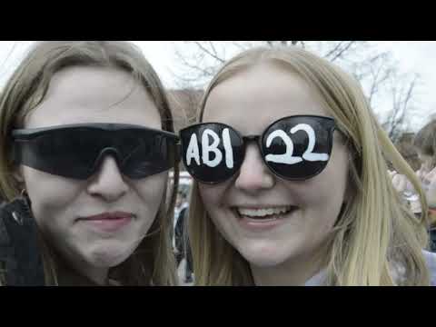 Abi-Jahrgang 2022: Schüler feiern auf dem Domplatz