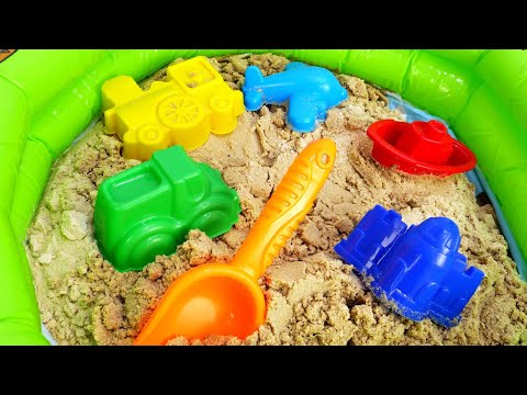 Песочница для малышей и надувной бассейн для детей — Лепим куличики — Развивающее видео