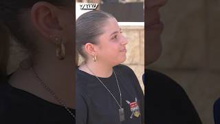 מאיה עונדת את הדסקית של אביה שנפל בקרב: "מהשבעה אני לא מורידה אותה ממני" (חדשות ערוץ 7) - התמונה מוצגת ישירות מתוך אתר האינטרנט יוטיוב. זכויות היוצרים בתמונה שייכות ליוצרה. קישור קרדיט למקור התוכן נמצא בתוך דף הסרטון מאיה עונדת את הדסקית של אביה שנפל בקרב: "מהשבעה אני לא מורידה אותה ממני" (חדשות ערוץ 7) - התמונה מוצגת ישירות מתוך אתר האינטרנט יוטיוב. זכויות היוצרים בתמונה שייכות ליוצרה. קישור קרדיט למקור התוכן נמצא בתוך דף הסרטון