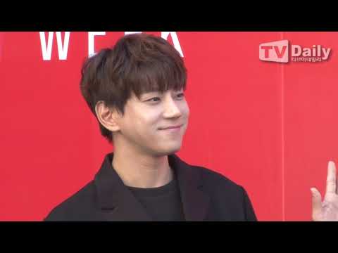 [TD영상] 황치열(Hwang Chi yeul) '황치열 하면 역시 손하트' (헤라서울패션위크)