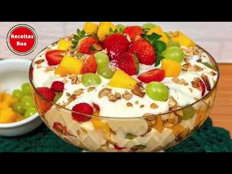 Salada de frutas cremosa e super refrescante para servir todos os dias da semana