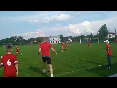 Tomasz Loska (bramkarz Górnika Zabrze) na treningu z młodzikami Zrywu Bąków