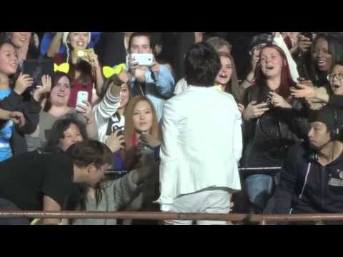 2013 INFINITE One Great Step - New York [WooHyun singing to NY fan]