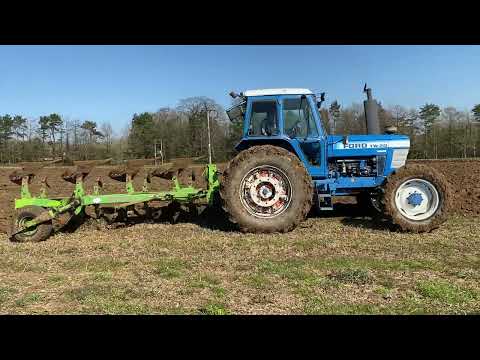 Ford TW 20 ploughing. Classic tractor