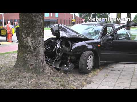 Auto frontaal op boom in Ommen