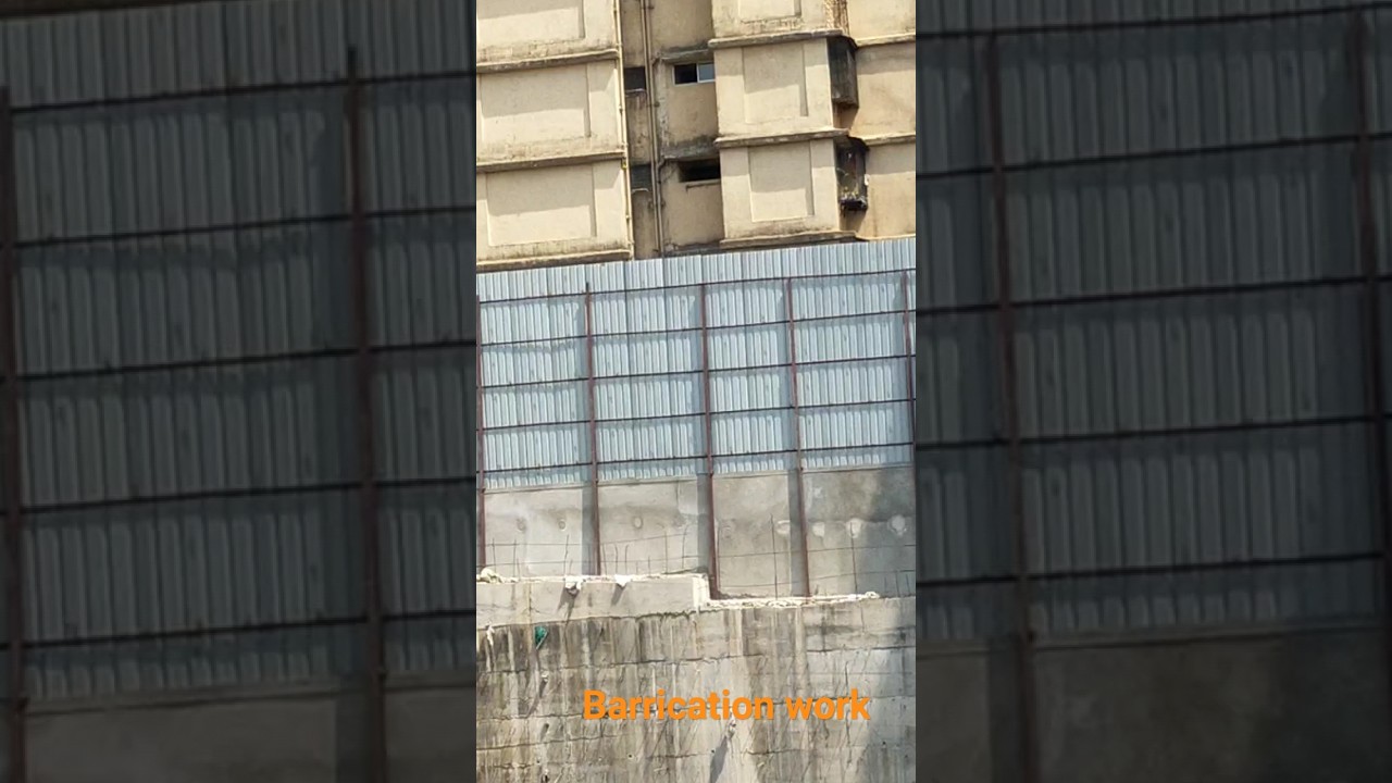 Barricade work for the safety of demolishing an existing building.