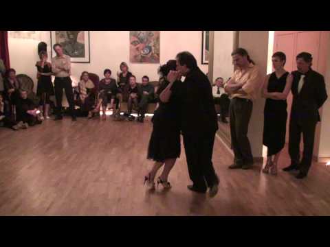  María del Carmen Romero  and  Jorge Dispari  are  dancing  to  the  tango  "  Tres Esquinas  "