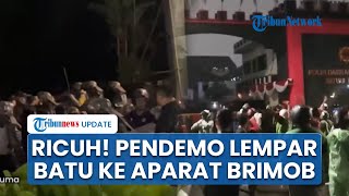 Situasi Mencekam Aparat Brimob Disoraki hingga Dilempari Batu & Botol Pendemo di Depan Markas