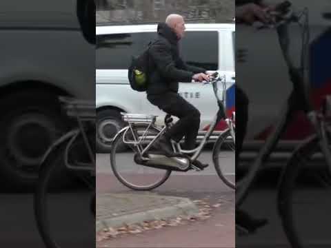 P1 [ Tegen het verkeer] Politie Vito met spoed naar een ongeluk in Zwolle