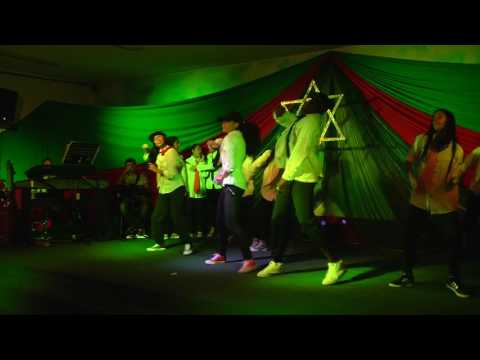 CARISMA JOVEN CELEBRANDO NAVIDAD