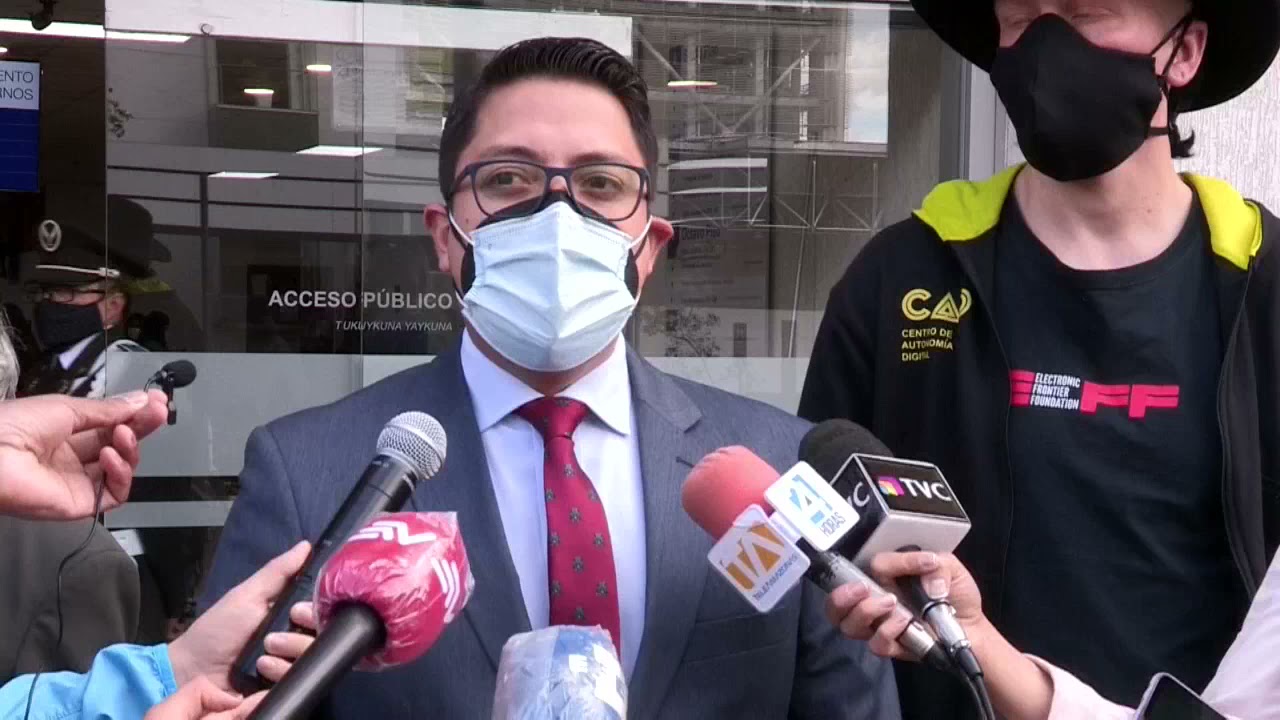 LLAMAN A JUICIO INFORMÁTICO A AMIGO DE JULIAN ASSANGE