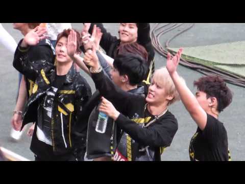 [FANCAM] 150523 MONSTA X @ 2015 Dream Concert (waving at fans)