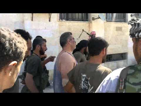 القبض على أحد عناصر النظام بعد السيطرة على معبر تل أبيض من قبل كتائب غرباء الشام