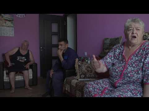 Παρακαλώ μείνετε στη γραμμή σας trailer