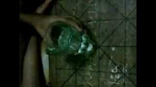 preview picture of video 'memasukan uang logam kedalam gelas yang berisi air dengan trik master RIZKY MUSTHOFA'