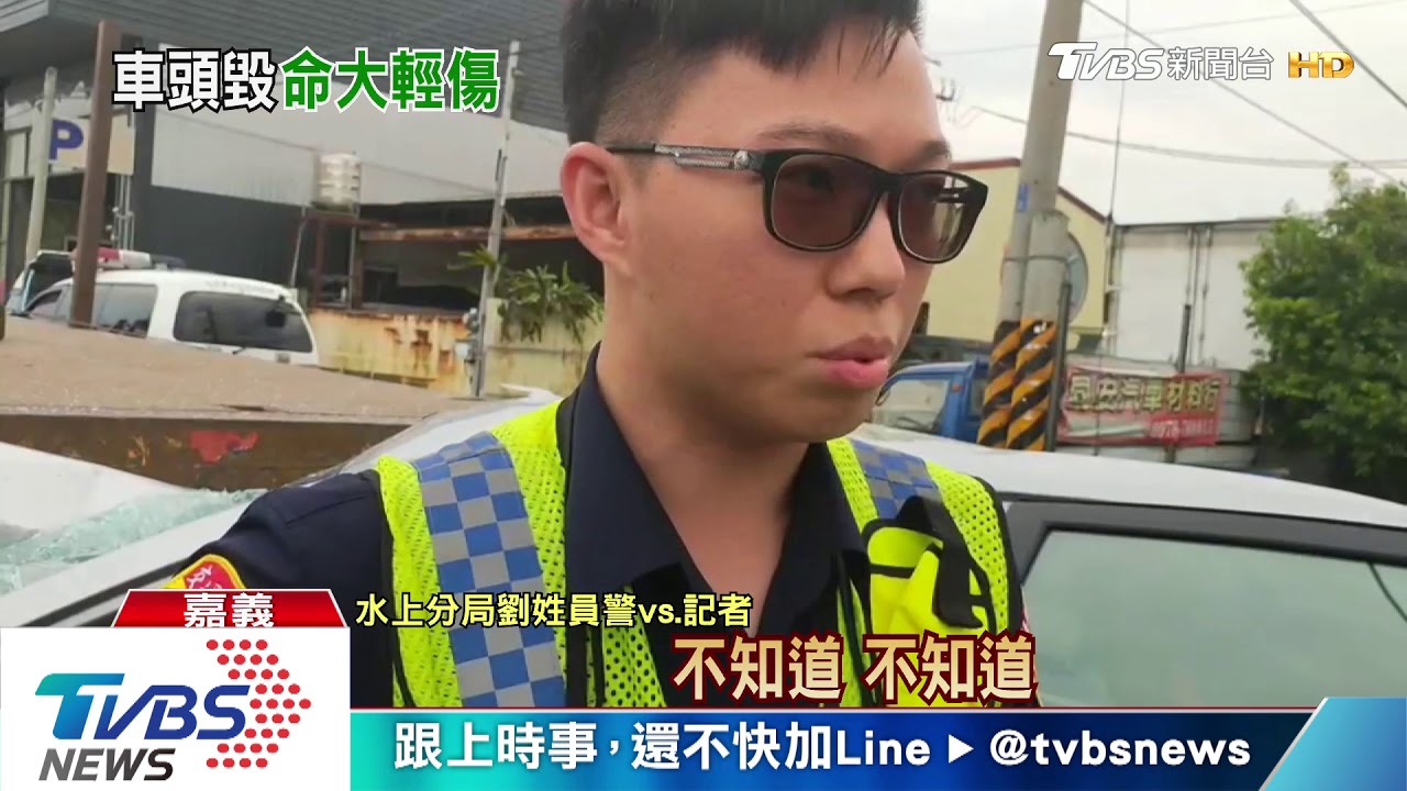 命大!轎車追撞拖板車 車頭壓扁駕駛輕傷