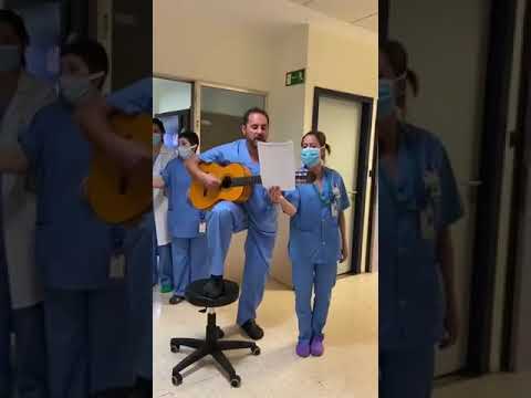 Médicos y enfermeros cantan "Resistiré" en España