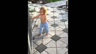 Letizia erste Schritte alleine