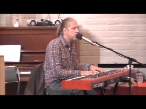 Tiden är inne for helande lovsång. Ingemar Wiklund i den gammal Agape som Löftets Kyrka