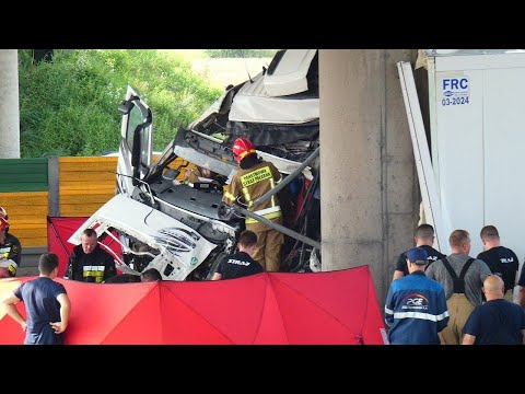 Moment wypadku Tira na drodze S8 w Kobyłce